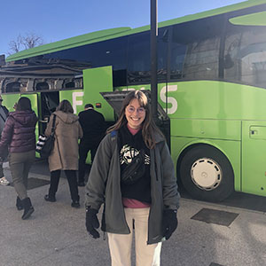 Pauline devant le bus de voyage