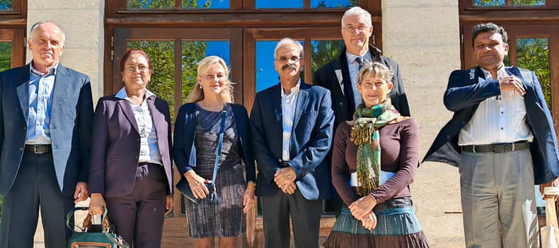 Anne-Lucie Wack et Pr V.K.Tewari au centre, entourés de Jean-Luc Bosio, Rintu Banerjee, Eric Dubreucq, Carole Sinfort et Mukherjee Rabibrata