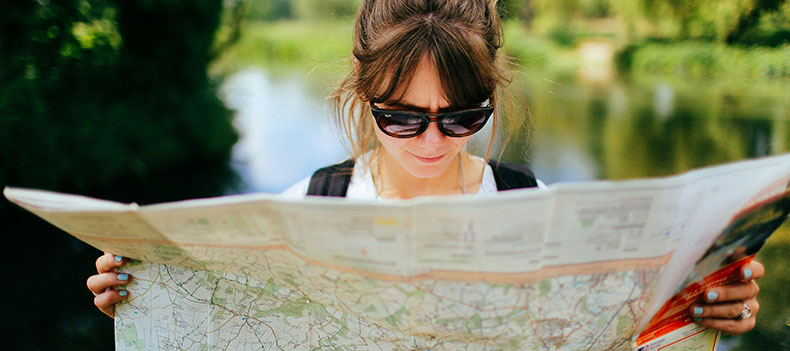 Une jeune femme qui consulte le plan d'une ville ©nick seagrave (unsplash)